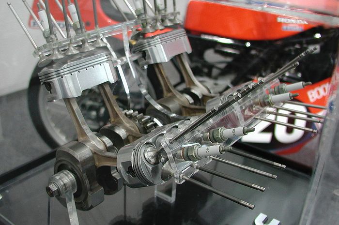 Honda NR750 punya piston oval dan 8 klep di tiap silindernya