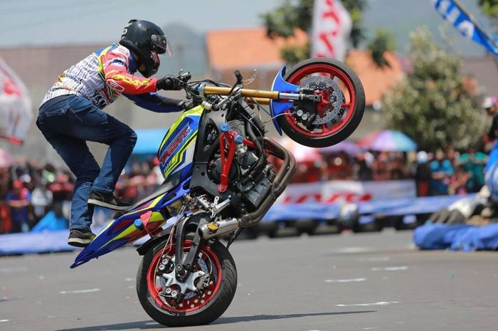 Wawan Tembong ketika beraksi dengan Yamaha R6 modifikasi khusus freestyle miliknya