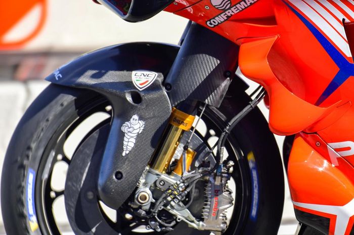 Motor MotoGP beberapa musim belakangan distribusi pengeremannya lebih besar ke depan, ditunjukkan dengan aplikasi cakram dobel