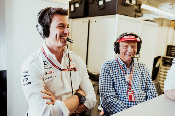 Niki Lauda (kanan) bersama bos tim Mercedes Toto Wollf