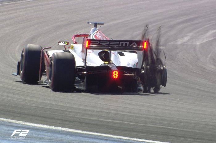 Ban belakang kanan mobil Mick Schumacher pecah setelah bentrok dengan Sean Gelael di race 1 F2 Prancis