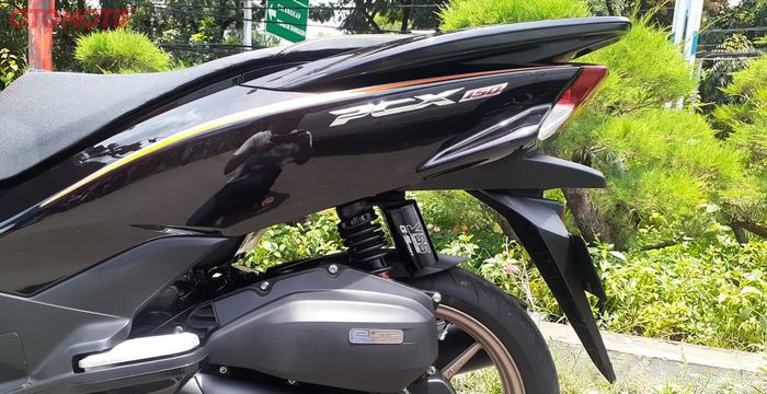 Pakai striping Honda PCX 150 versi Thailand warna oranye putih