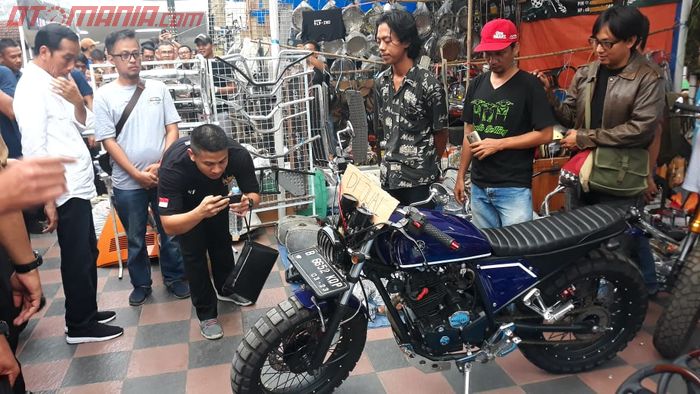 Salah satu staf Jokowi sedang mengambil foto motor Scorpio 225 milik Diki