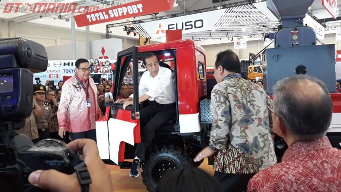 Presiden Jokowi saat coba menaiki AMMDes