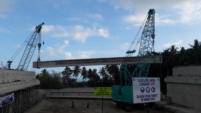 Pemasangan girder pada Jembatan Kauditan STA 19+775, seksi 2A jalan tol Manado-Bitung