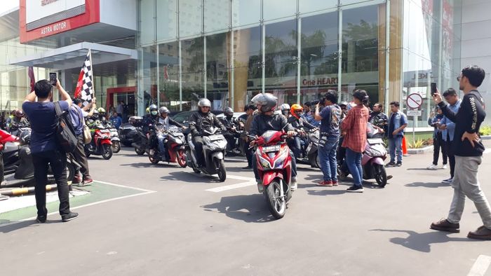 Jambore Nasional Honda Vario melakukan perjalanan ke tempat-tempat bersejarah di Semarang