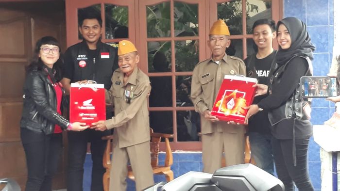 Perwakilan komunitas dan Astra Jateng memberikan santunan ke Veteran
