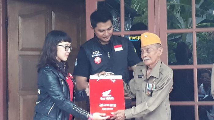 Perwakilan Astra Jateng dan komunitas berikan santunan ke veteran