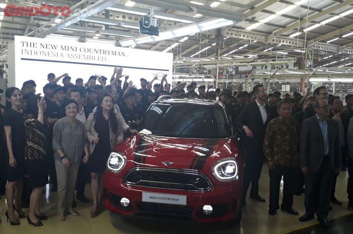 MINI Indonesia rayakan selesainya perakitan batch pertama mereka untuk New MINI Countryman dan New MINI Cooper S Countryman Sports rakitan lokal.