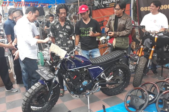 Presiden Jokowi saat melihat motor Scorpio 225 di lapak Soul Land Otobursa Tumplek Blek 2018