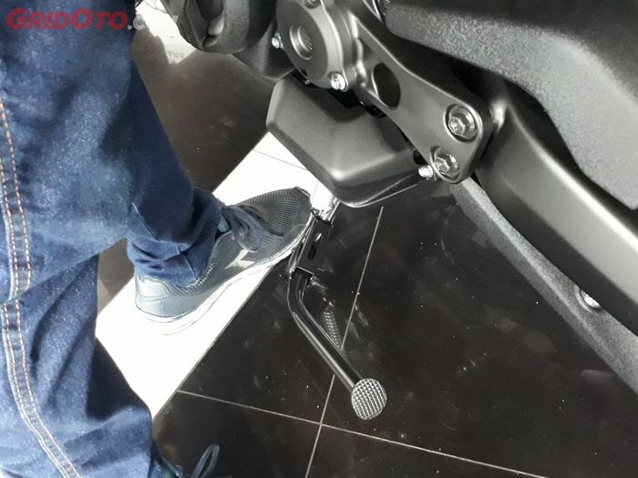 Kaki kiri standby di depan standar Yamaha TMAX DX