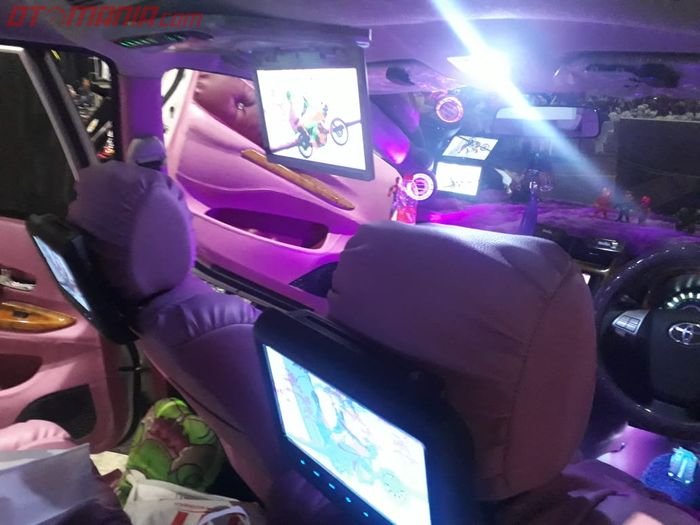 Kabin didominasi oleh warna ungu dan monitor
