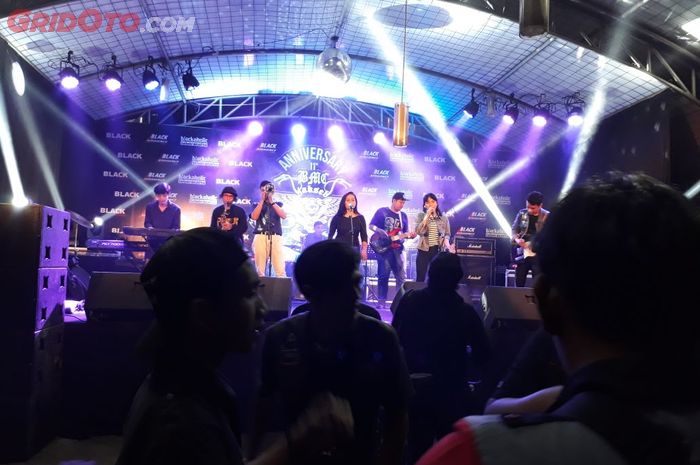 Panggung musik dalam acara Anniversary BMC Chapter Jakarta Selatan 