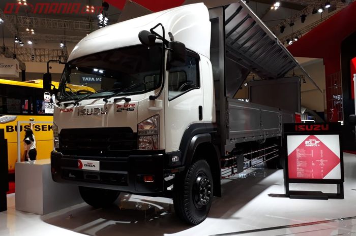 Isuzu Giga FVR 34 U (4x2) tampak depan