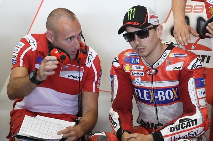 Jorge Lorenzo di paddock Ducati Corse