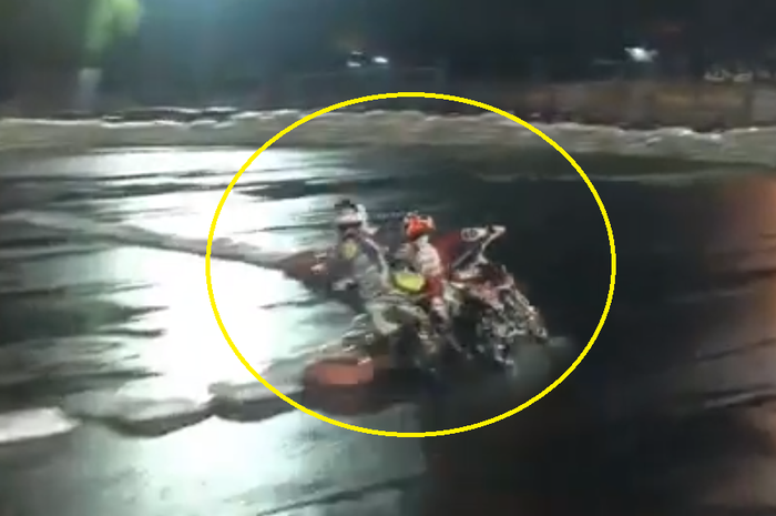 Gerry Salim ditabrak dari belakang oleh pembalap lain 