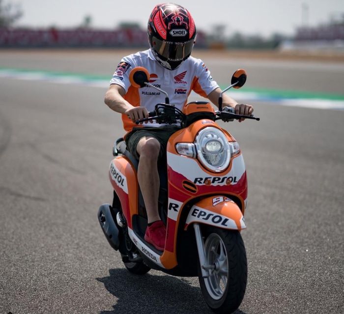 Tampak tulisan Repsol juga ada pada side body