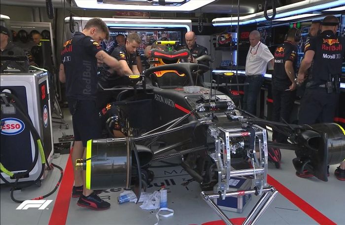 Tim Red Bull berusaha memperbaiki girboks mobil milik Max Verstappen, tetapi tidak cukup waktu untuk mengikuti sesi kualifikasi GP F1 Monako