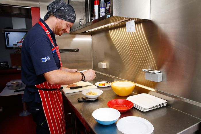 Porsi makan untuk pembalap benar-benar ditimbang