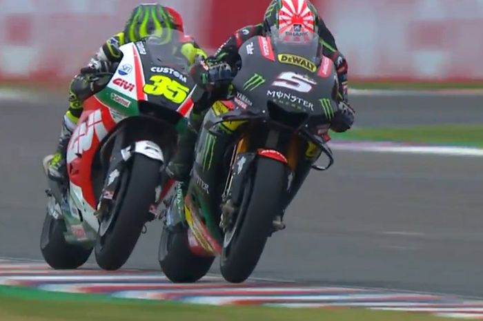 Johann Zarco dan Cal Crutchlow bertarung untuk posisi pertama