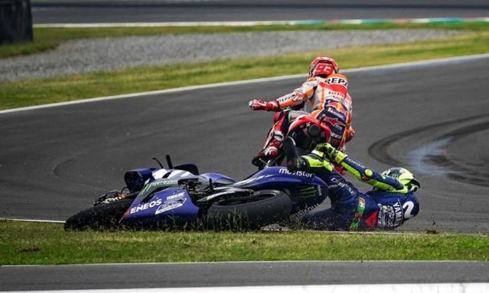 Marc Marquez senggol Valentino Rossi di MotoGP Argentina 2018