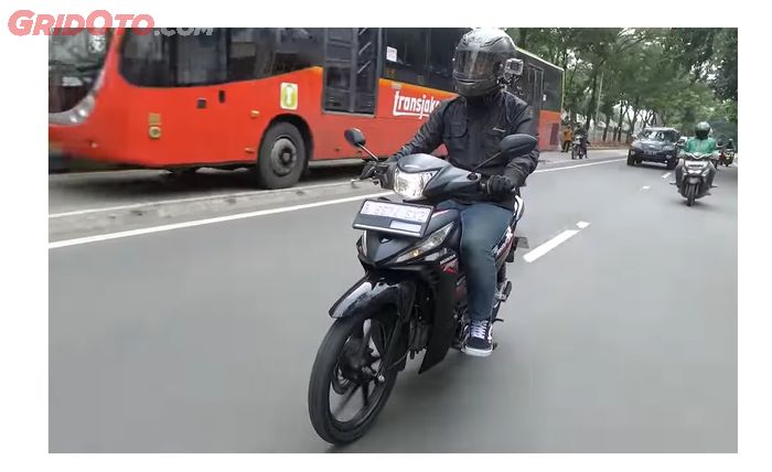 Saat ini Honda Revo X dibanderol on the road Jakarta Rp 18,4 juta.