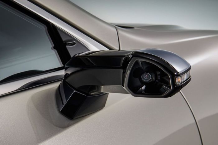 Lexus gunakan kamera sebagai pengganti cermin di spion