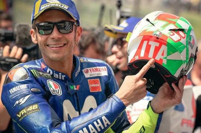 Valentino Rossi memamerkan helmnya setelah mendapatkan pole position di Mugello 2018
