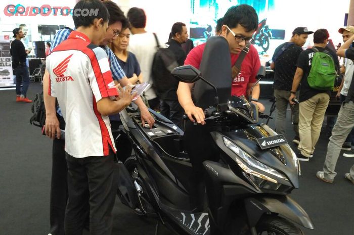 Konsumen lihat All New Honda Vario 125 saat launching di Tangerang
