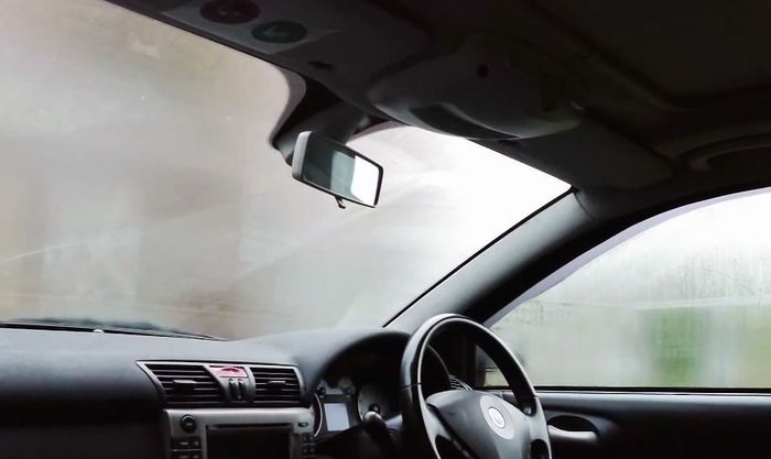 kaca mobil berembun akibat AC dimatikan saat berkendara