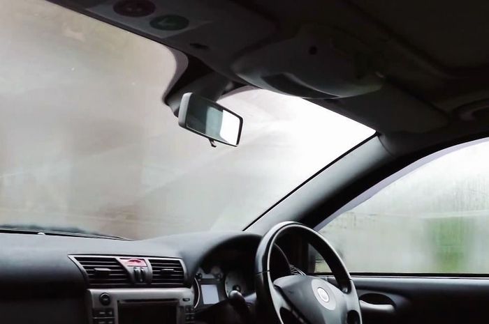 Visibilitas kaca mobil saat hujan