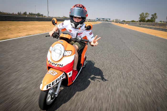 Marc Marquez naik Honda Scoopy di Buriram