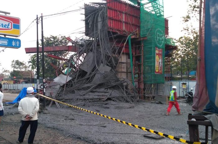 Cor Beton Proyek Jalan Tol BORR Tumpah, Arus Lalu Lintas Menuju Parung Dialihkan