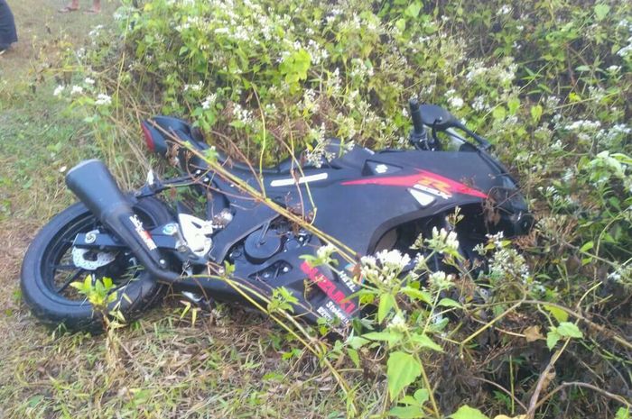 Suzuki GSX R150 dibuang ke sawah