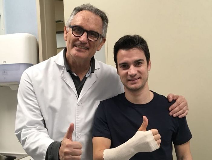 Dani Pedrosa usai menjalani operasi di tangan kanannya
