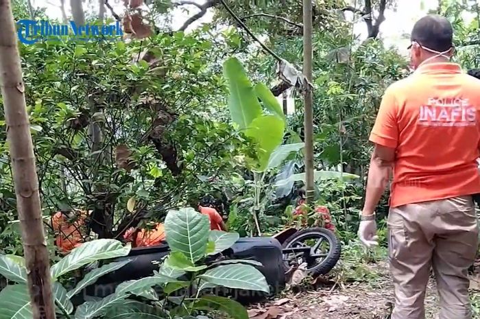 Honda BeAT yang tergeletak disamping seorang jasad wanita