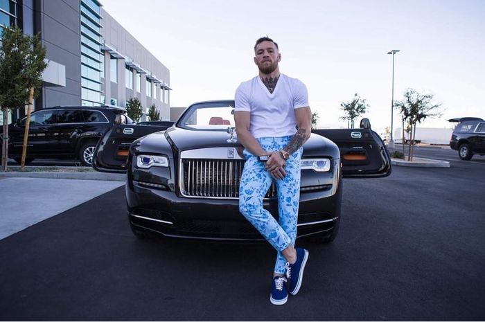 Connor McGregor dengan Rolls-Royce Dawn