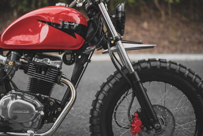 Honda TMX155 custom brat tracker dari Revolt Cycles