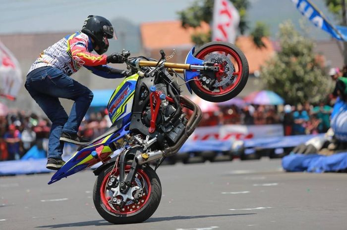 Wawan Tembong ketika beraksi dengan Yamaha R6 modifikasi khusus freestyle miliknya