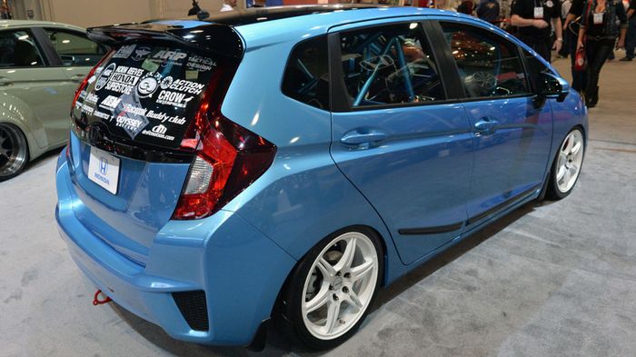 Tampilan belakang modifikasi Honda Jazz sleeper