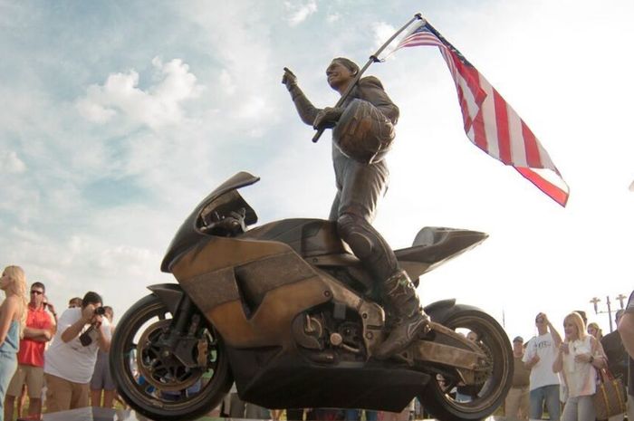 Patung Nicky Hayden di Owensboro, Kentucky, Amerika Serikat