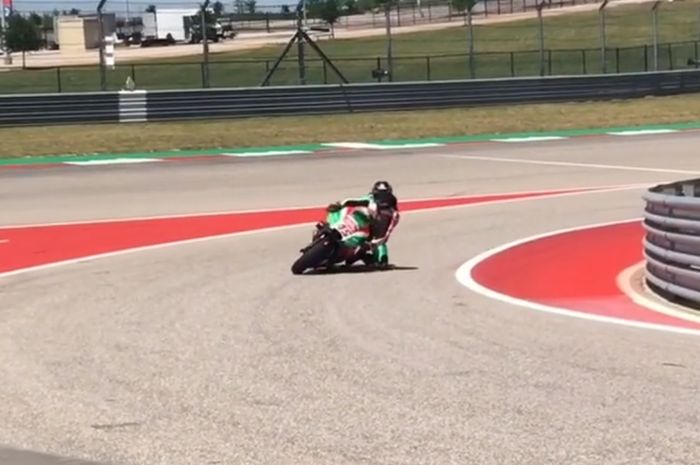 Scott Redding meniru gaya menikung zaman dulu