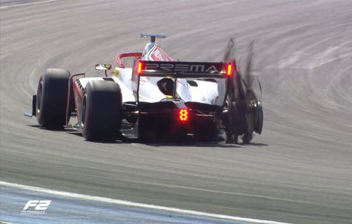 Ban belakang kanan mobil Mick Schumacher pecah setelah bentrok dengan Sean Gelael di race 1 F2 Prancis