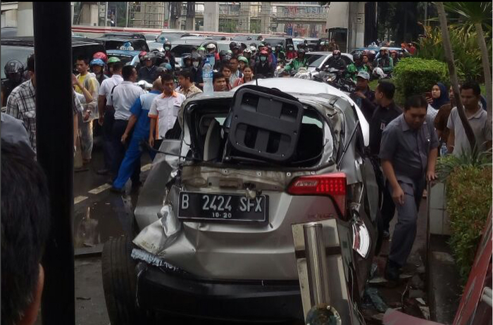 Bagian belakang mobil hancur tak karuan pasca diseruduk bus Kopaja