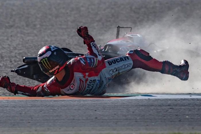 Jorge Lorenzo terjatuh di MotoGP Valencia 2017