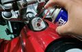 Sambil Ngabuburit, Begini Cara Lumasi Lubang Kunci Motor Biar Enggak Macet