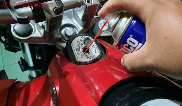 Cara melumasi lubang kunci motor
