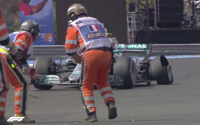 Ban kiri belakang mobil Valtteri Bottas pecah setelah ditabrak mobil Sebastian Vettel