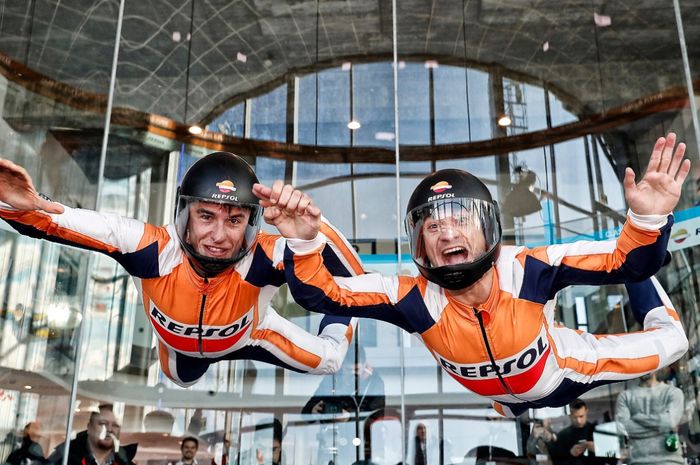 Marc Marquez dan Dani Pedrosa coba rasanya melayang di udara