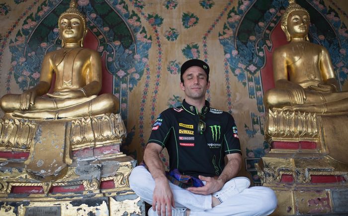 Johann Zarco berfoto dengan pose yang sama dengan patung di Thailand